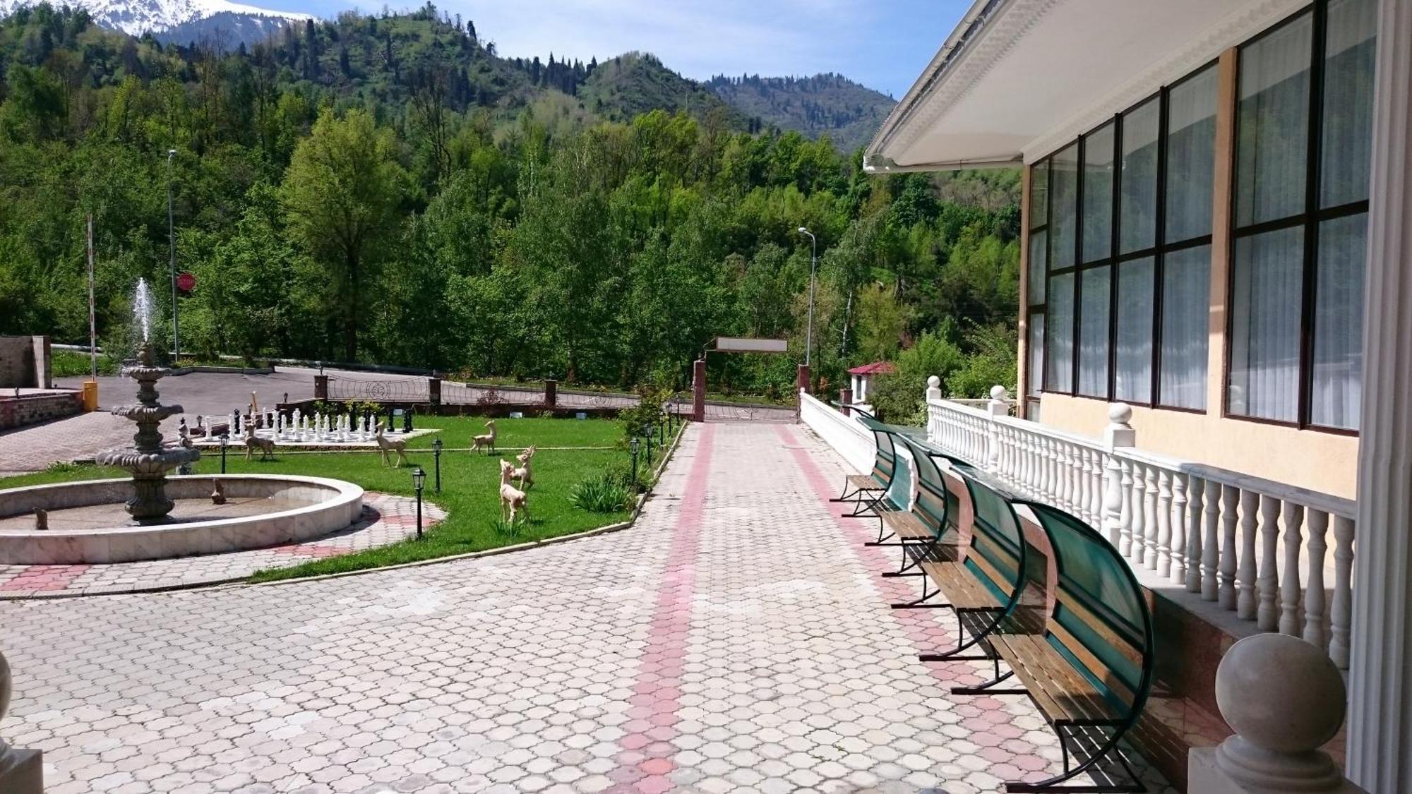 Hotel Эдельвейс à Almaty Extérieur photo