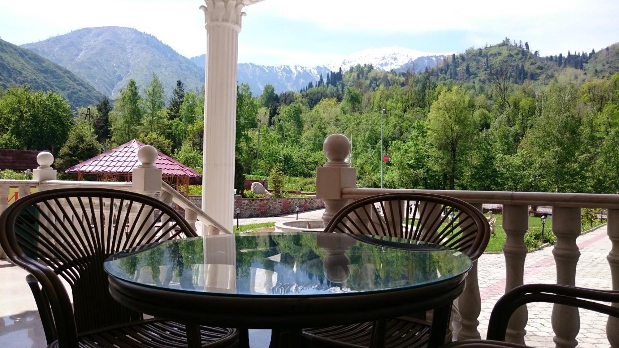 Hotel Эдельвейс à Almaty Extérieur photo