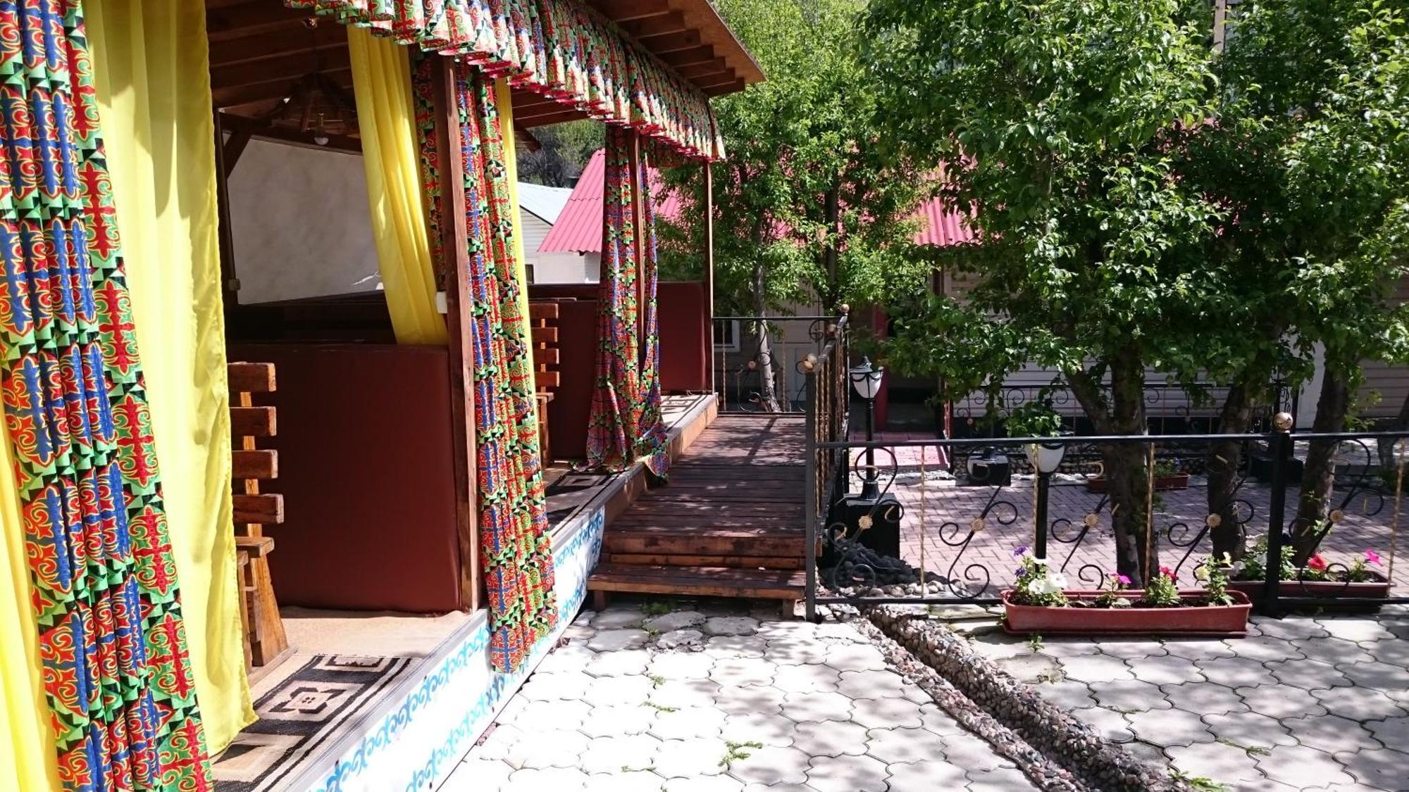 Hotel Эдельвейс à Almaty Extérieur photo